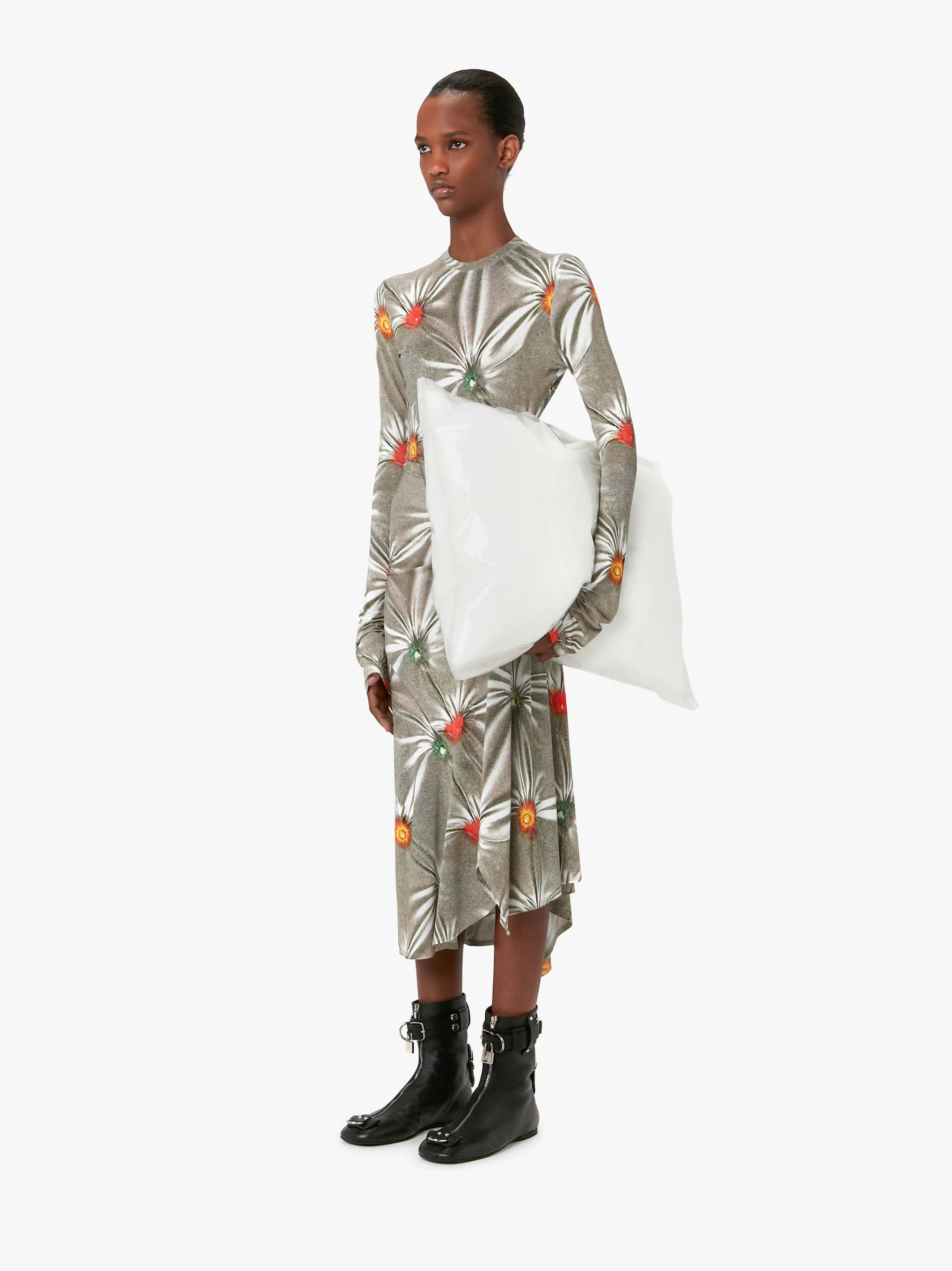 jw-anderson-large-cushion-clutch-bag_20144085_45418580_2048.png