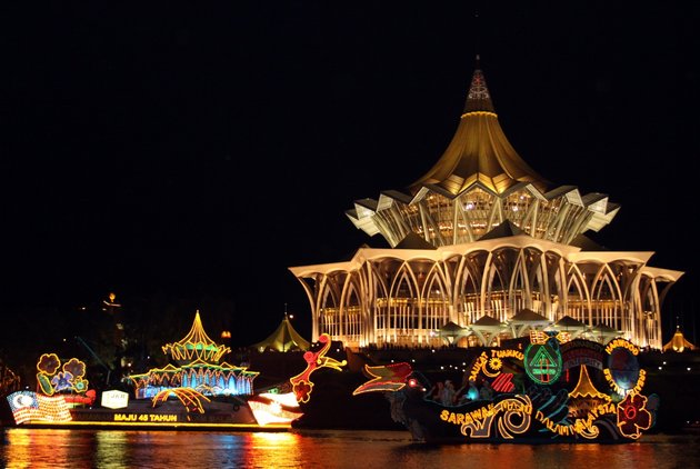 7-Sarawak-Borneo-Kuching-waterfront2.jpg