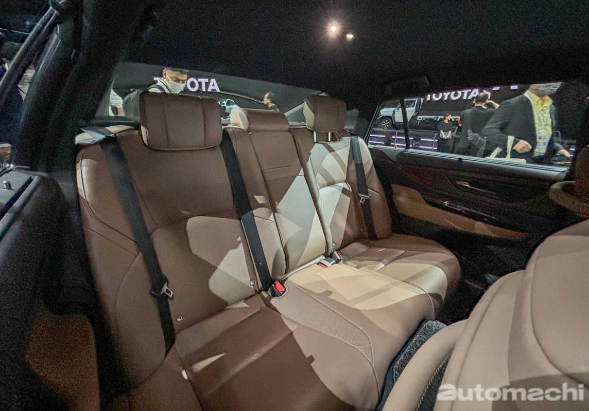 Toyota-Crown-Sedan-11.jpg