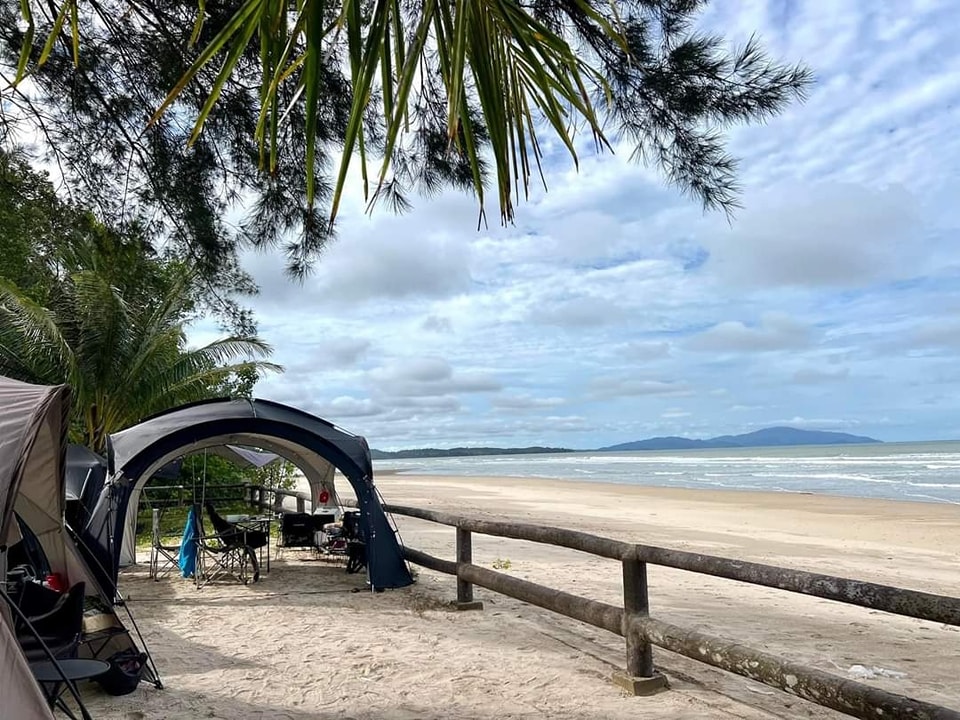 Pueh Karomboi Beachstay Sematan