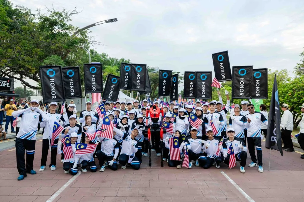 HONOR 人形机器人国庆游行再登场神秘紫色新机来了！