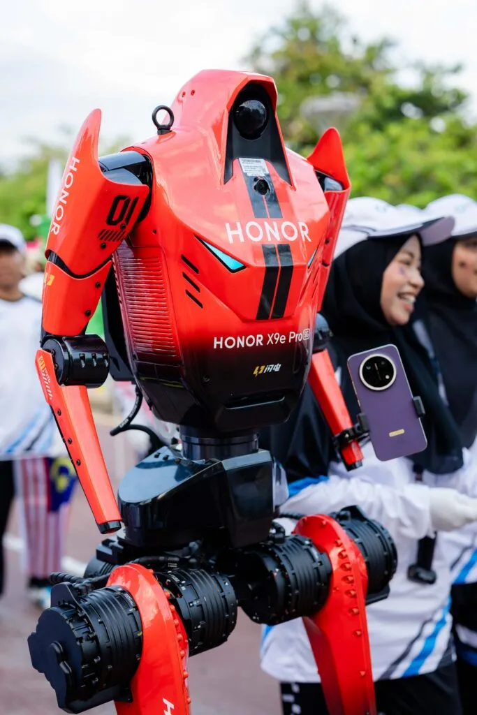 HONOR 人形机器人国庆游行再登场神秘紫色新机来了！