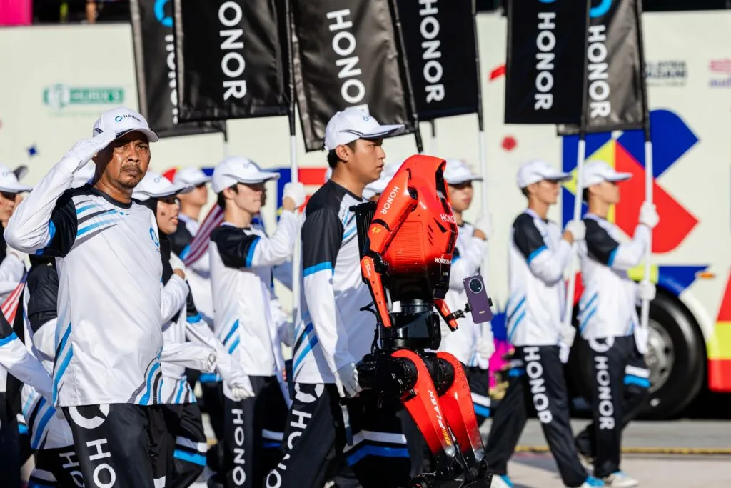 HONOR 人形机器人国庆游行再登场神秘紫色新机来了！