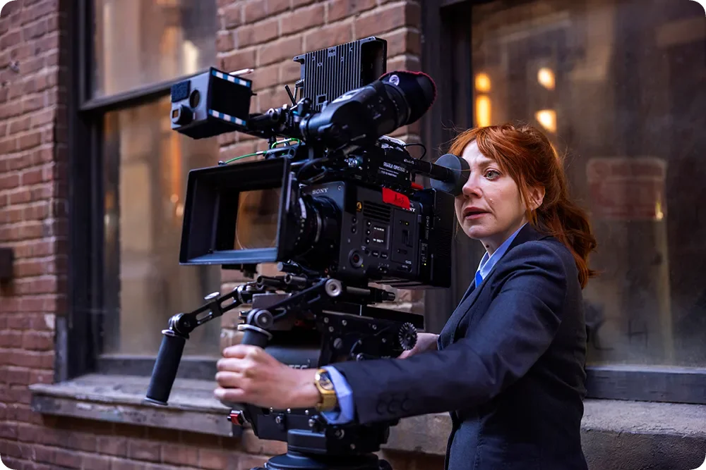 《Cunk on Cinema》发布首图，迈克尔·贝与本尼迪克特接受采访